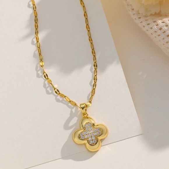 Jewelry - GOLD CLOVER PENDANT NECKLACE